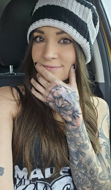 MelonieMac art pornstar pictures