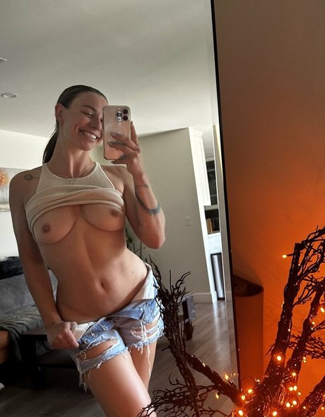 Aidra Fox exclusive star picture