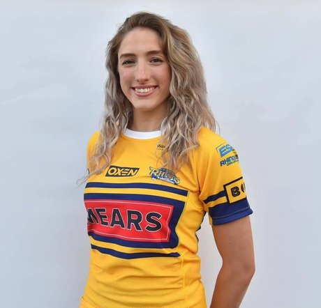 Caitlin Beevers nude actress gallery