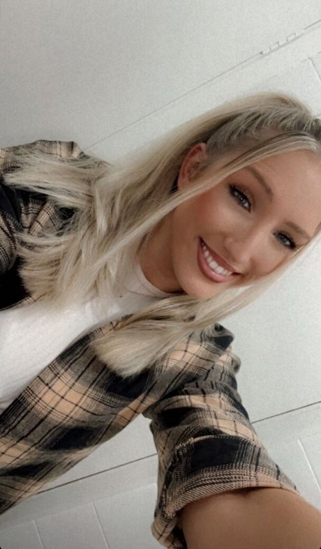 Caitlin Beevers hot model photo