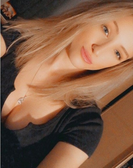 Caitlin Beevers naked model image