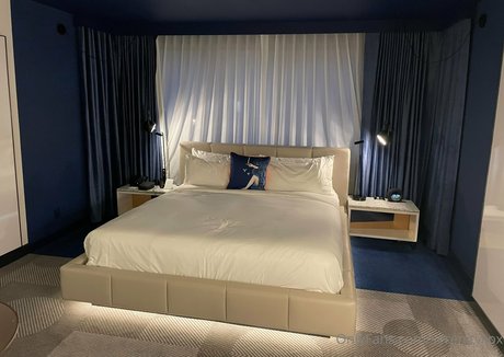 serenitycox naked star pic