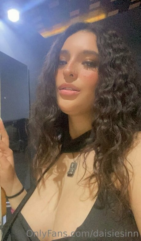 daisiesinn naked model galleries