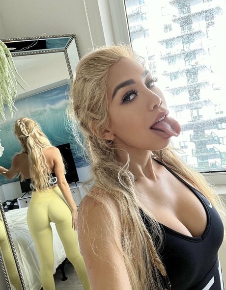 Roxannesimz erotic star pic