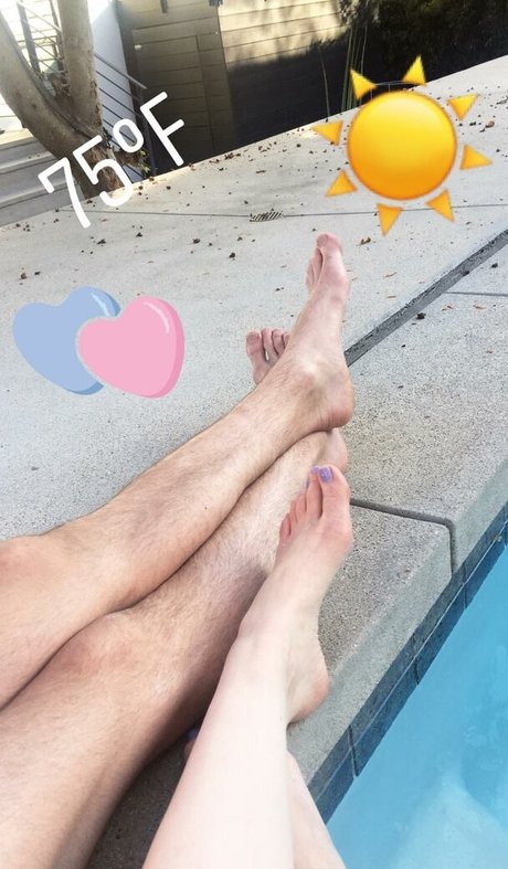 Emily Kinney naked model picture