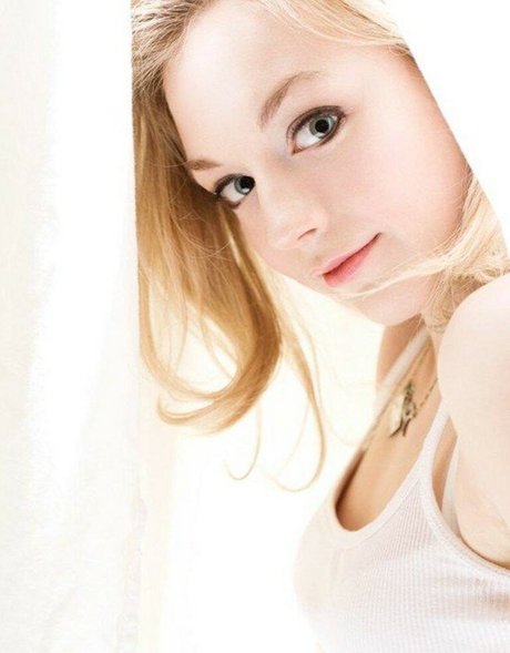 Emily Kinney xxx pornstar pics