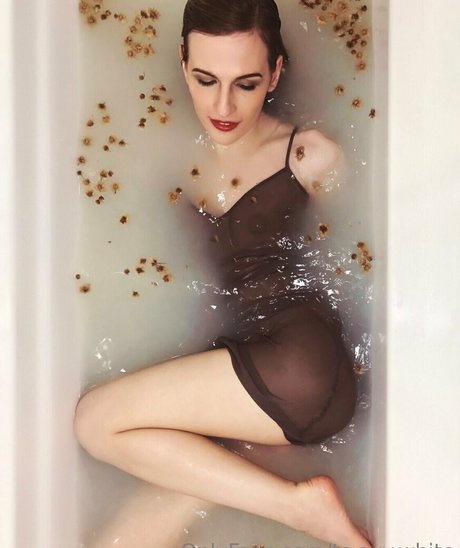 ts avy white model high quality pics