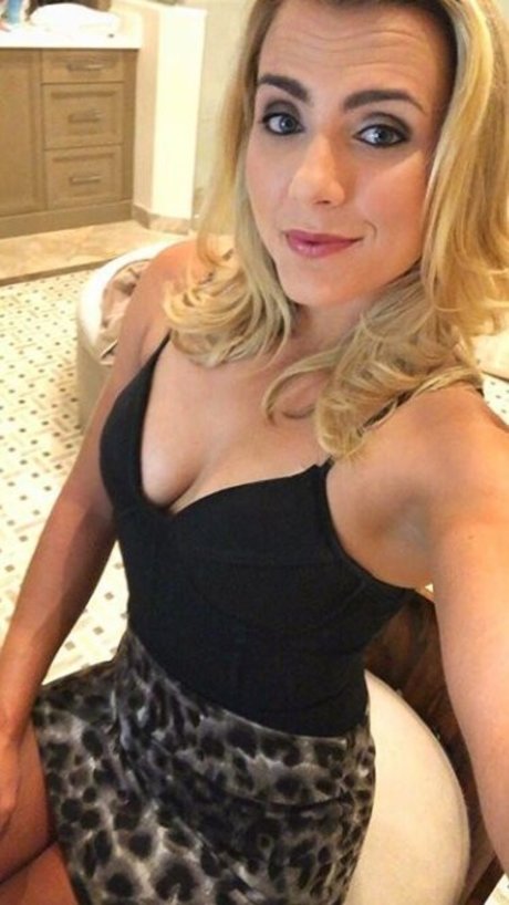 Lexi Thompson nude pornstar img