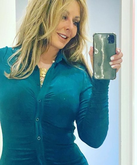 Carol Vorderman model nude image