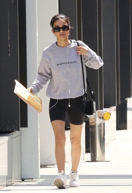 Rachel Zegler model perfect pics