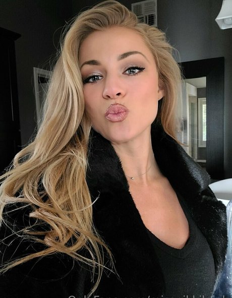 Nikki Leigh model art pictures