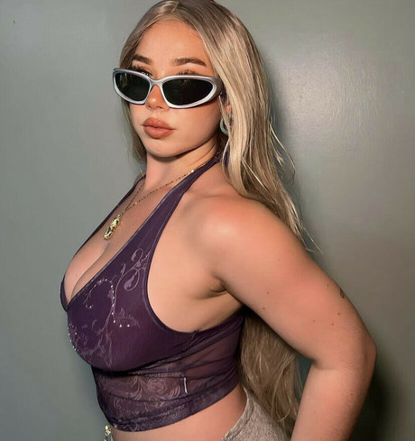 Luvmesumfuego model nudes pic