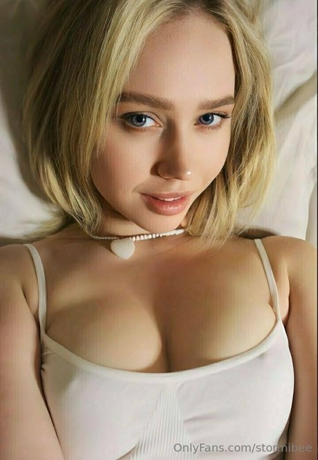 stormibee model nude photo