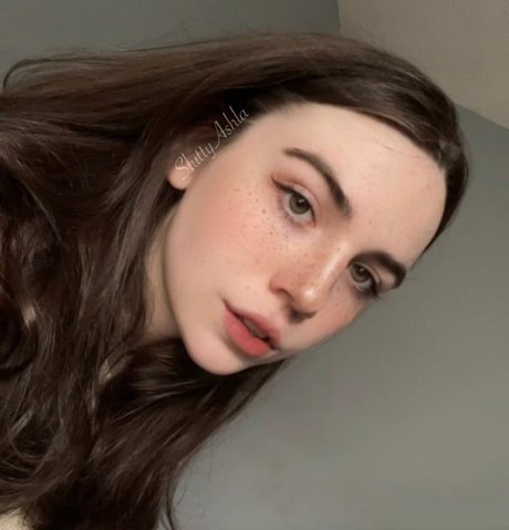 Slutty Ashla beautiful actress image