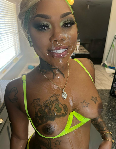 fmereloaded naked model picture