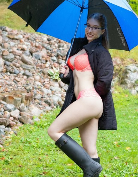 Lacey Bloom model top pic