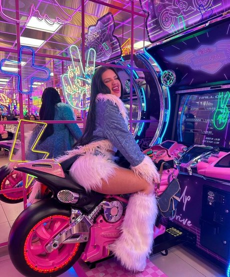 Vivi Wanderley star art photo