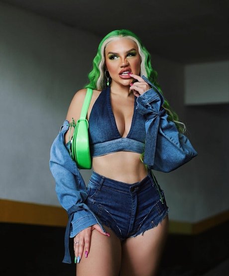 Vivi Wanderley exclusive star picture