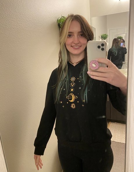 Littlesiha model nude photo