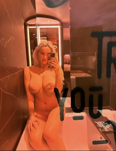 Vee Campbell nude actress photo