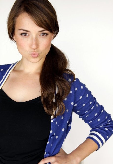 Milana Vayntrub adult model picture