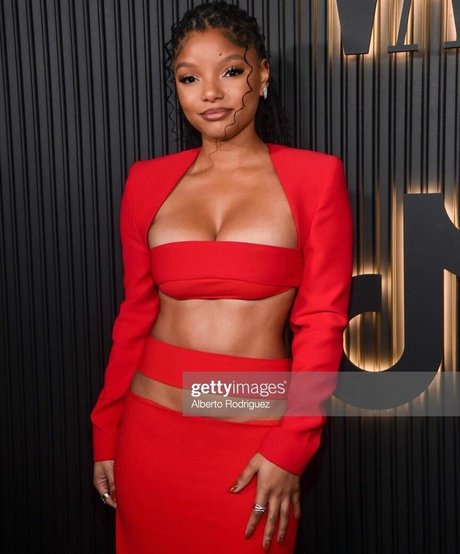 Halle Bailey model best pic