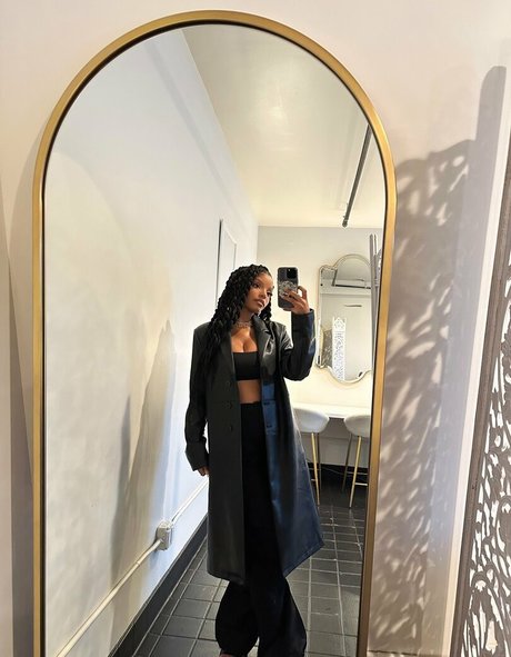 Halle Bailey hot star photos