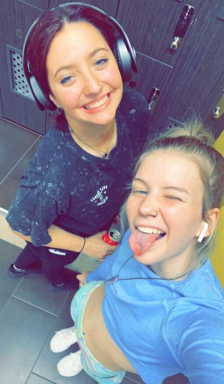 Gingiehippie model nude picture