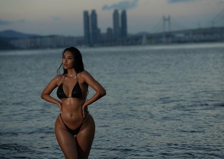 Ssunbiki nudes model image