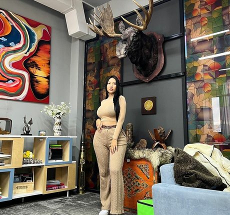 Ssunbiki model sexy images