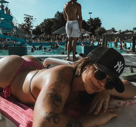 Kareningold free model gallery