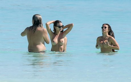 Emily Ratajkowski pretty model photo