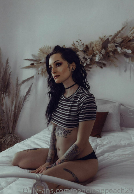 penelopepeach29 erotic actress image