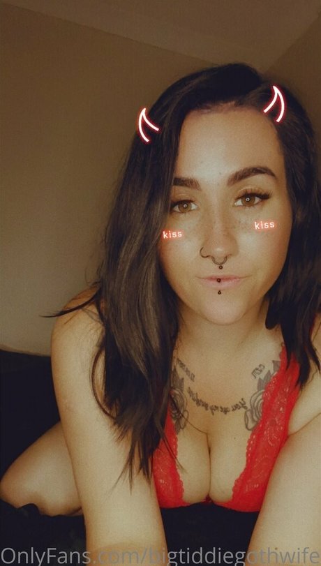 bigtiddiegothwife hot star gallery