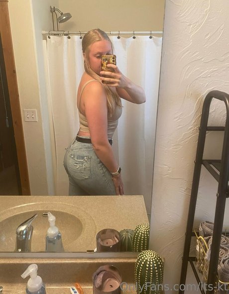 its kt hot model photo