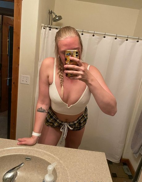 its kt model top photo