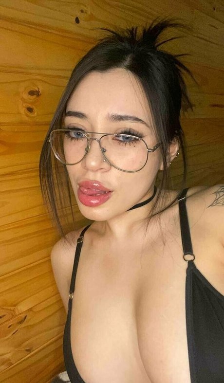 carolinee2000 erotic star photos