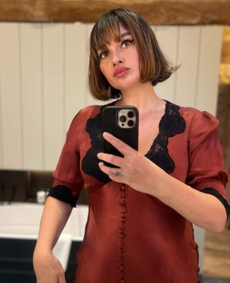 Gizzi Erskine pretty actress picture
