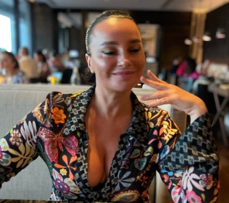 Gizzi Erskine pornstar erotic pictures