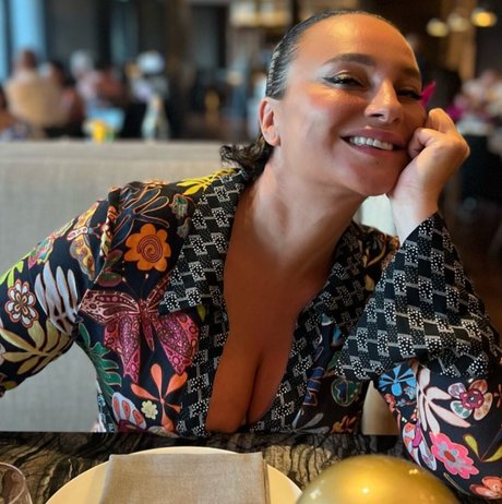 Gizzi Erskine model hd images