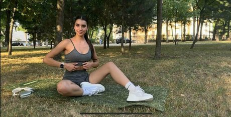 nika la erotic model image