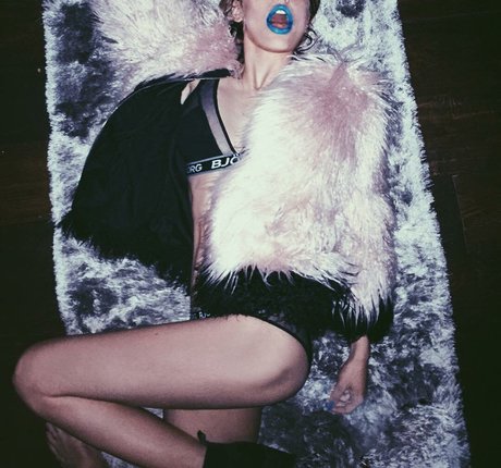 Wallis Day model nice picture