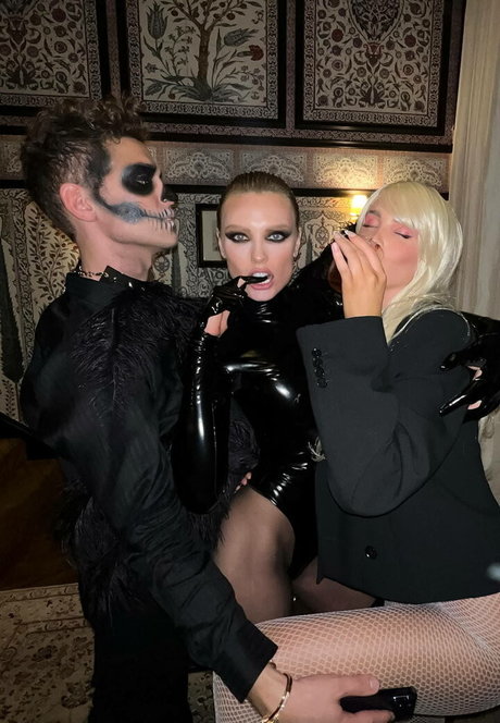 Wallis Day model naked img