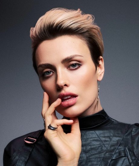 Wallis Day hot model pictures