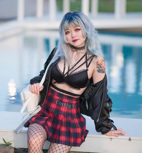 Canniny nudes model image