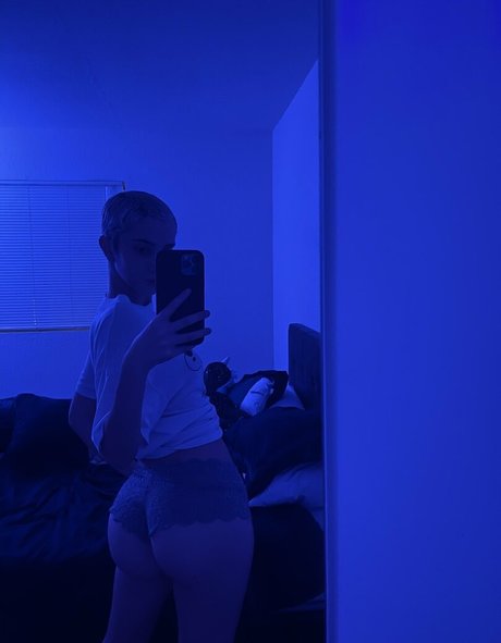 Daisy Delancey model pretty picture