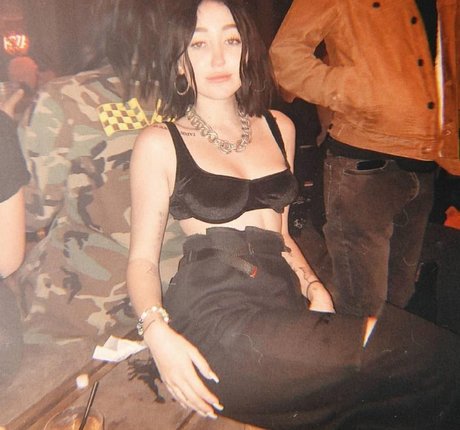Noah Cyrus star nude pictures