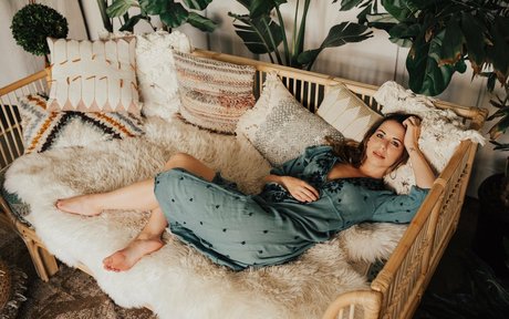 Laura Bailey hot star picture