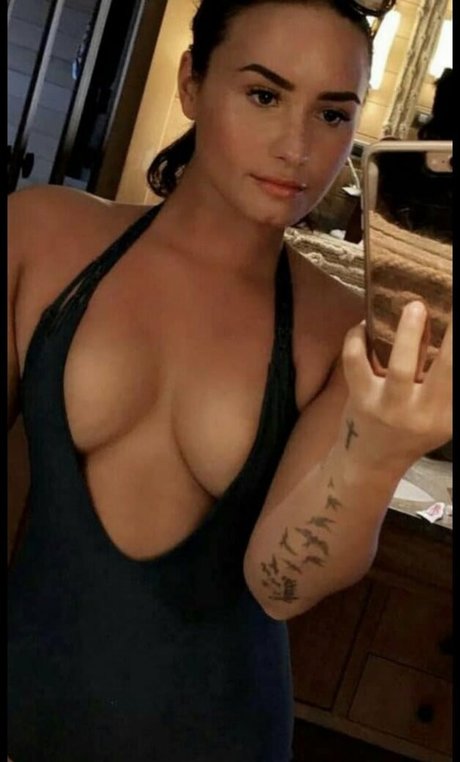 Demi Lovato hd star pics