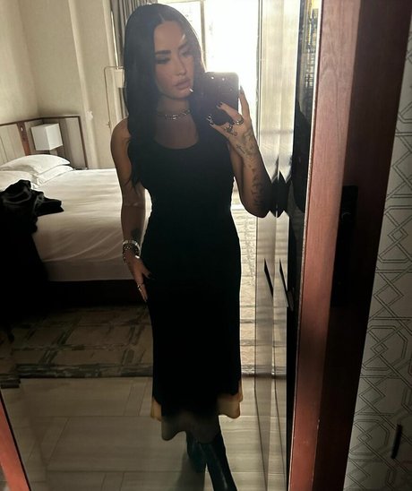 Demi Lovato erotic pornstar pics